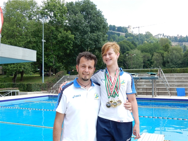 Andrea e Martina sorridenti a bordo vasca con al collo le medaglie vinte